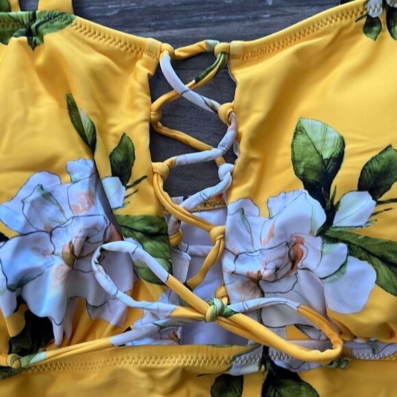 NWT Cupshe Yellow Floral One Piece Swimsuit Size 1X - Picture 4 of 5